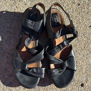 Clark’s Artisan black sandals size 9